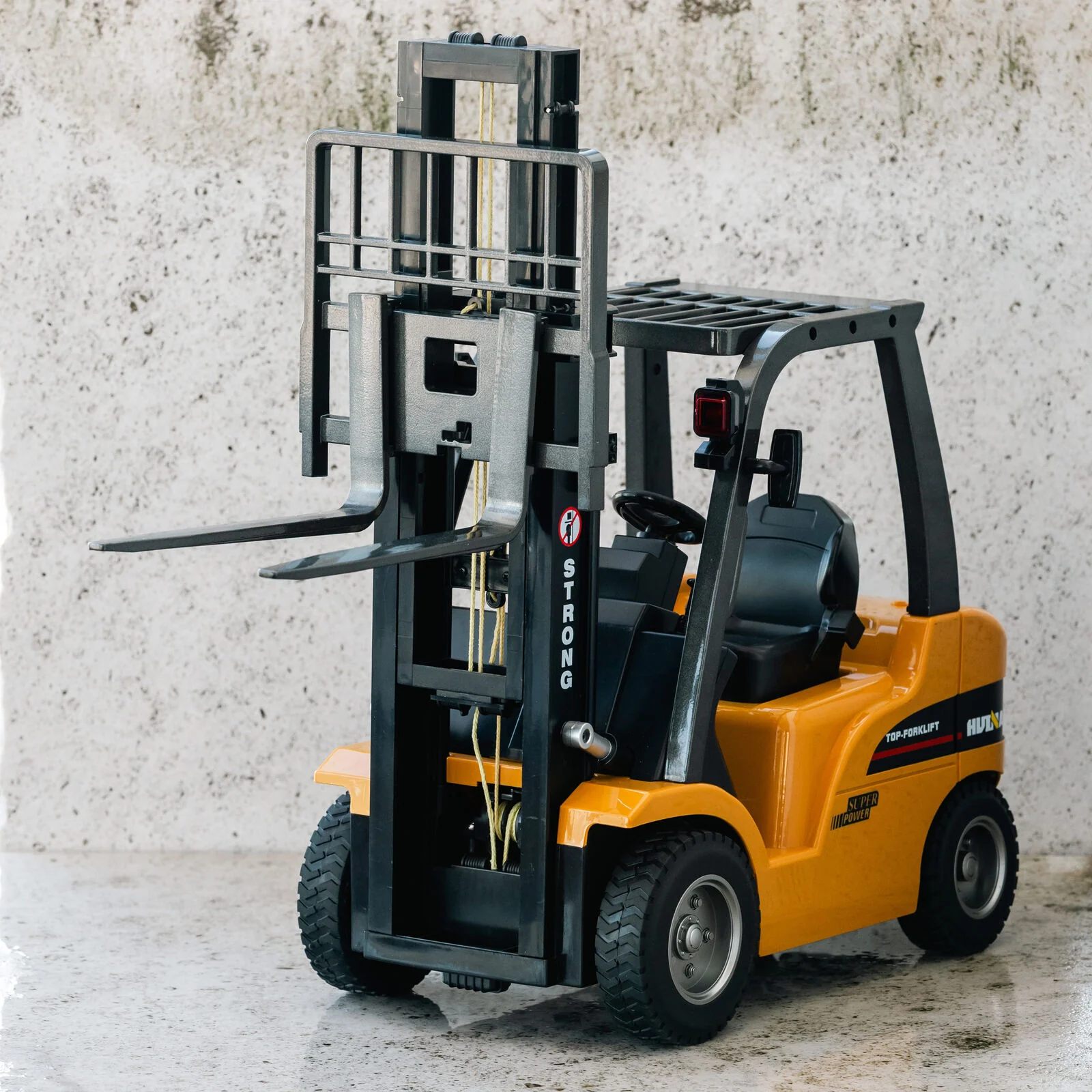 1:10 Scale 2.4G 8-Channel Metal Remote Control Forklift Construction Vehicle with Lifting Function & Sound - Image 4