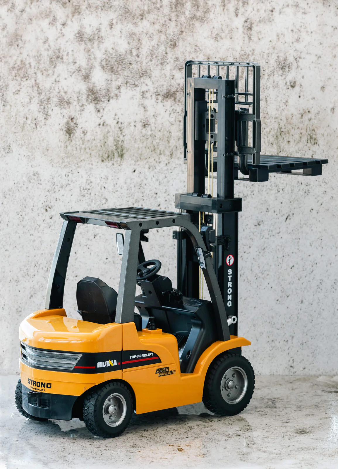 1:10 Scale 2.4G 8-Channel Metal Remote Control Forklift Construction Vehicle with Lifting Function & Sound - Image 5