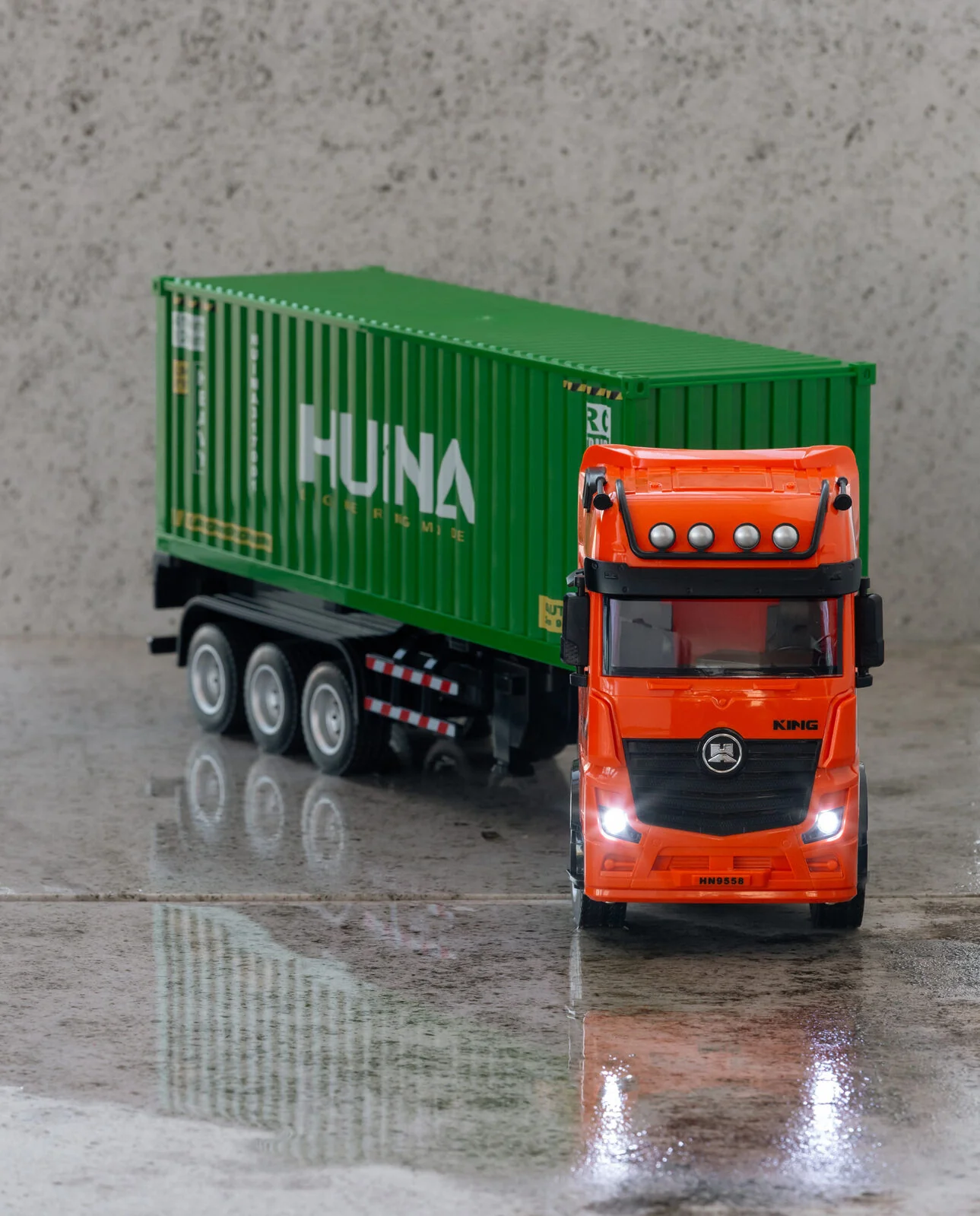 1:18 Scale 9-Channel Alloy Remote Control Container Truck with Lights & Sound for Indoor Play - Image 2